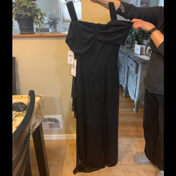 Cold Shoulder Black Gown Size 6P *NEVER WORN* with tags - Picture 2 of 5
